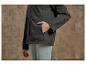 Een zwarte softshell jas en lichte leggings.