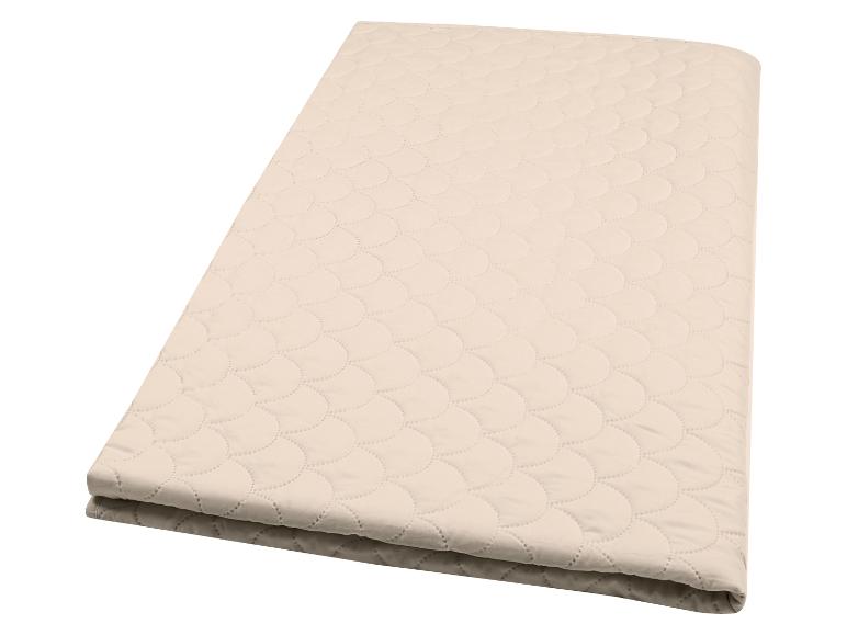 Beige gewatteerde matrasbeschermer met geschulpt patroon