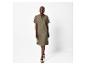 Olijfgroene shirtjurk en platte sandalen.