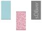 Trois serviettes : bleu clair, rose à motif géométrique et gris avec le texte « s.Oliver ».