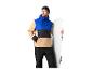 Man in een beige, blauwe en zwarte ski-jas met een wit snowboard.