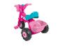 Een roze Barbie driewieler met een mandje voor speelgoed.