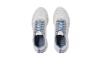 Een paar witte sportschoenen met blauwe veters, van bovenaf gezien.