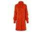 Un pull orange à col roulé.
