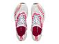 Paar witte en roze hardloopschoenen met zwart-witte veters, bovenaanzicht.