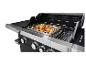 Grillmeester gasbarbecue met spiezen met gegrild vlees en groenten