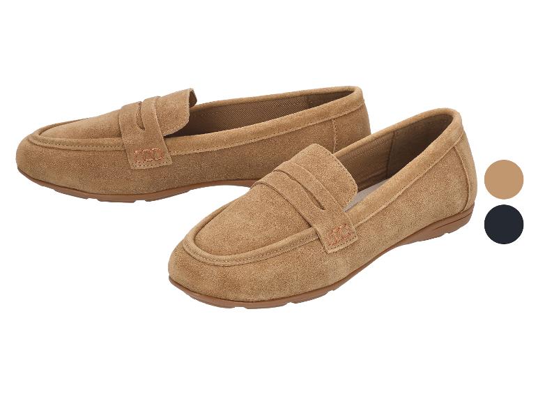 Paire de mocassins en daim marron avec surpiqûres visibles et deux échantillons de couleur