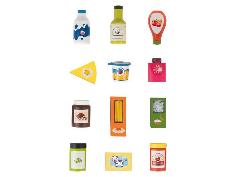 Une collection d'aliments jouets, incluant lait, fromage, yaourt, confiture et pâtes.