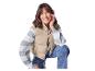 Femme souriante avec un gilet beige et un pull rayé.