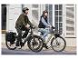 Twee mensen rijden op een groene Gazelle e-bike.