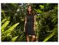 Robe noire nouée, style estival, dans un jardin tropical.