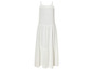 Une robe maxi blanche à bretelles fines.