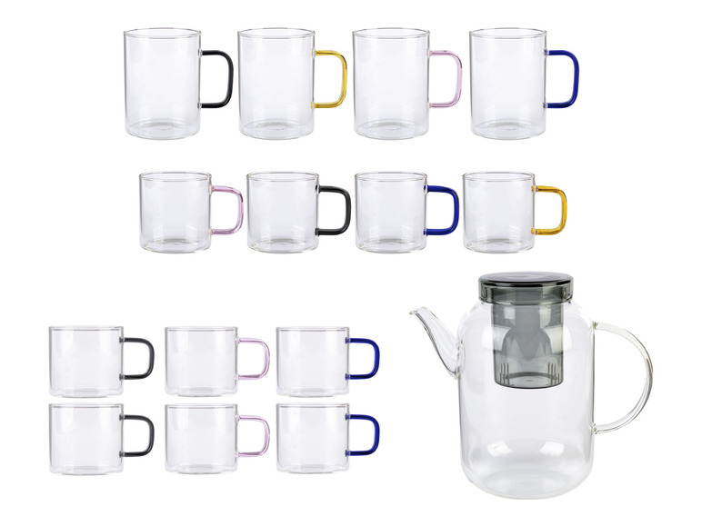 Glazen theepot en bekers met gekleurde handvatten.