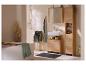 Salle de bain avec meubles en bois, baignoire, douche et lavabo.