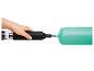 Hand houdt een zwarte elektrische pomp vast die een groen opblaasbaar item opblaast