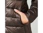 Une veste d'hiver marron avec une capuche et une texture matelassée.