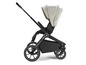 Een zwarte kinderwagen met grote wielen en een beige zonnekap.