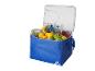 Sac isotherme bleu rempli de fruits et de bouteilles d'eau