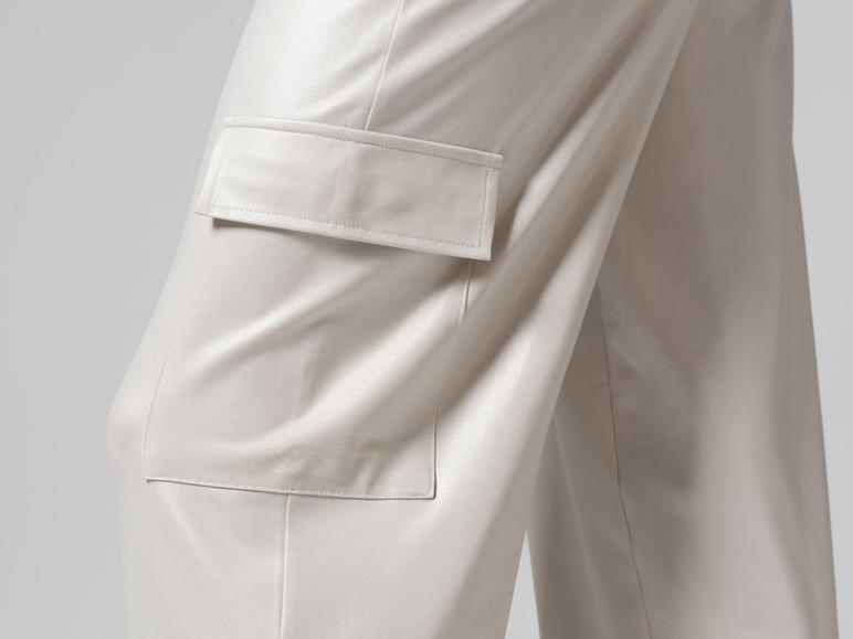 Pantalon beige avec de grandes poches.
