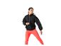 Sportkleding: zwarte jas en koraalrode leggings.