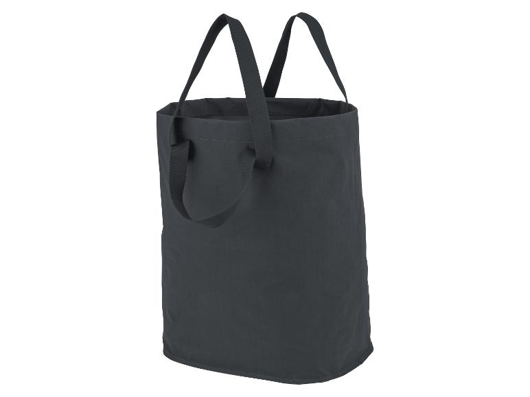 Sac fourre-tout noir en tissu.