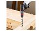 Een Parkside accu-boormachine boort een gat in een houten plank.