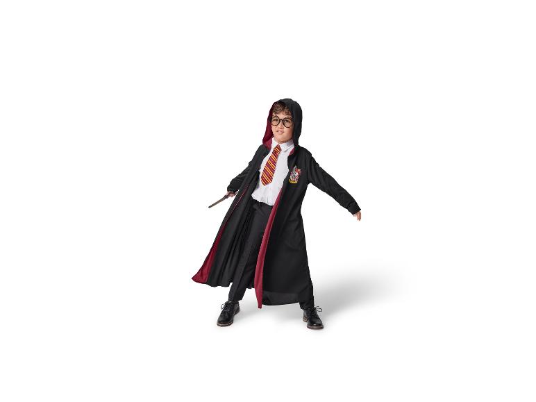 Kind verkleed als Harry Potter met bril, Griffoendor stropdas en toverstaf.