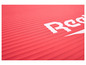 Een roze yogamat met het Reebok-logo.