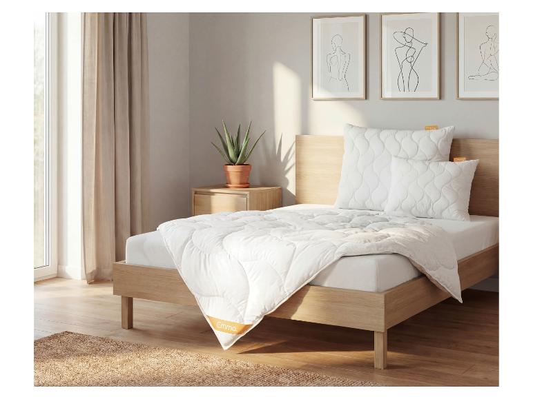 Chambre lumineuse avec lit en bois, literie blanche et art mural.