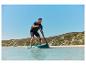 Paddle board et pagaie : un homme fait du paddle sur une planche gonflable en mer.