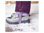 Chaussures d'hiver grises avec des jambes de pantalon violettes sur la neige