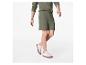 Shorts en sneakers: een casual look voor heren.