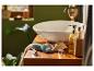 Scholl Velvet Smooth et accessoires de pédicure dans une salle de bain.