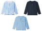 Drie jongens longsleeve shirts: blauw-wit gestreept, donkerblauw effen en lichtblauw met geborduurd zeilbootje.