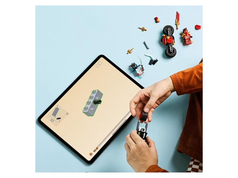Kind bouwt een LEGO Ninjago set met digitale instructies op een tablet.