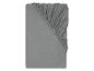 Drap-housse gris avec coins élastiques.