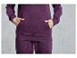 Un sweat à capuche et un pantalon violets de Jette Sport.