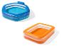 Deux piscines gonflables, une bleue et une orange, sur fond blanc.