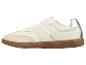 Beige suède sneakers met een bruin rubberen zool.