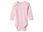 Lichtroze babyromper met lange mouwen en drukknoopsluiting.