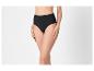 Femme portant une culotte noire taille haute