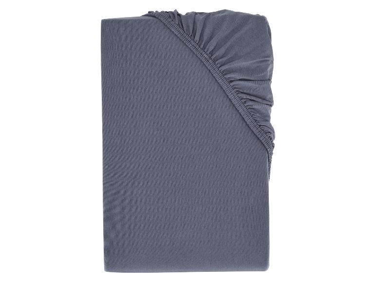 Protège-matelas gris en coton.