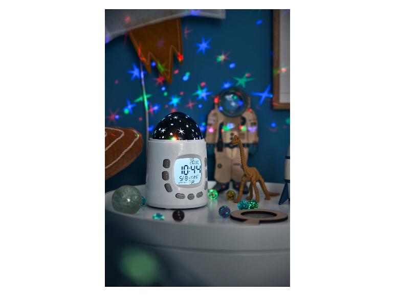 Un réveil Gro Company avec projecteur d'étoiles dans une chambre d'enfant.