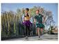 Twee mensen rennen in sportkleding, met leggings, shorts en omgeknoopte jassen.
