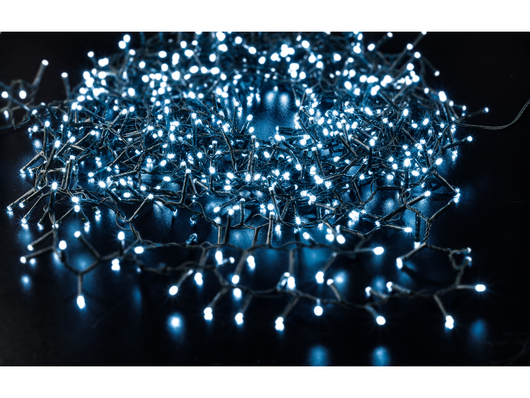 Blauwe LED-kerstverlichting op donkere achtergrond