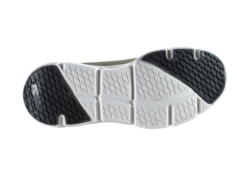 Zolen van sportschoenen met zichtbaar profiel.