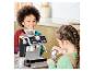 Deux enfants jouent avec une machine à expresso en jouet.