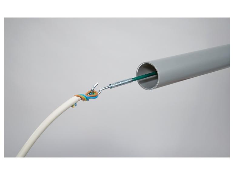 Kabel verbonden met een gereedschap om draden door een buis te trekken