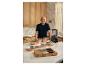 Andre Agassi in een keuken met premium koperen kookgerei en een Silvercrest blender.