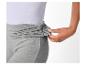 Femme en leggings gris à taille froncée et haut violet clair.
